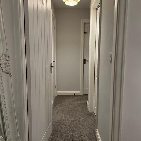 The Airport Flat - Newly Renovated & Free Parking Daire Leeds  Dış mekan fotoğraf