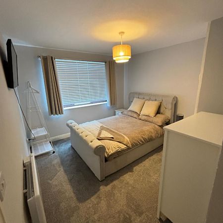 The Airport Flat - Newly Renovated & Free Parking Daire Leeds  Dış mekan fotoğraf