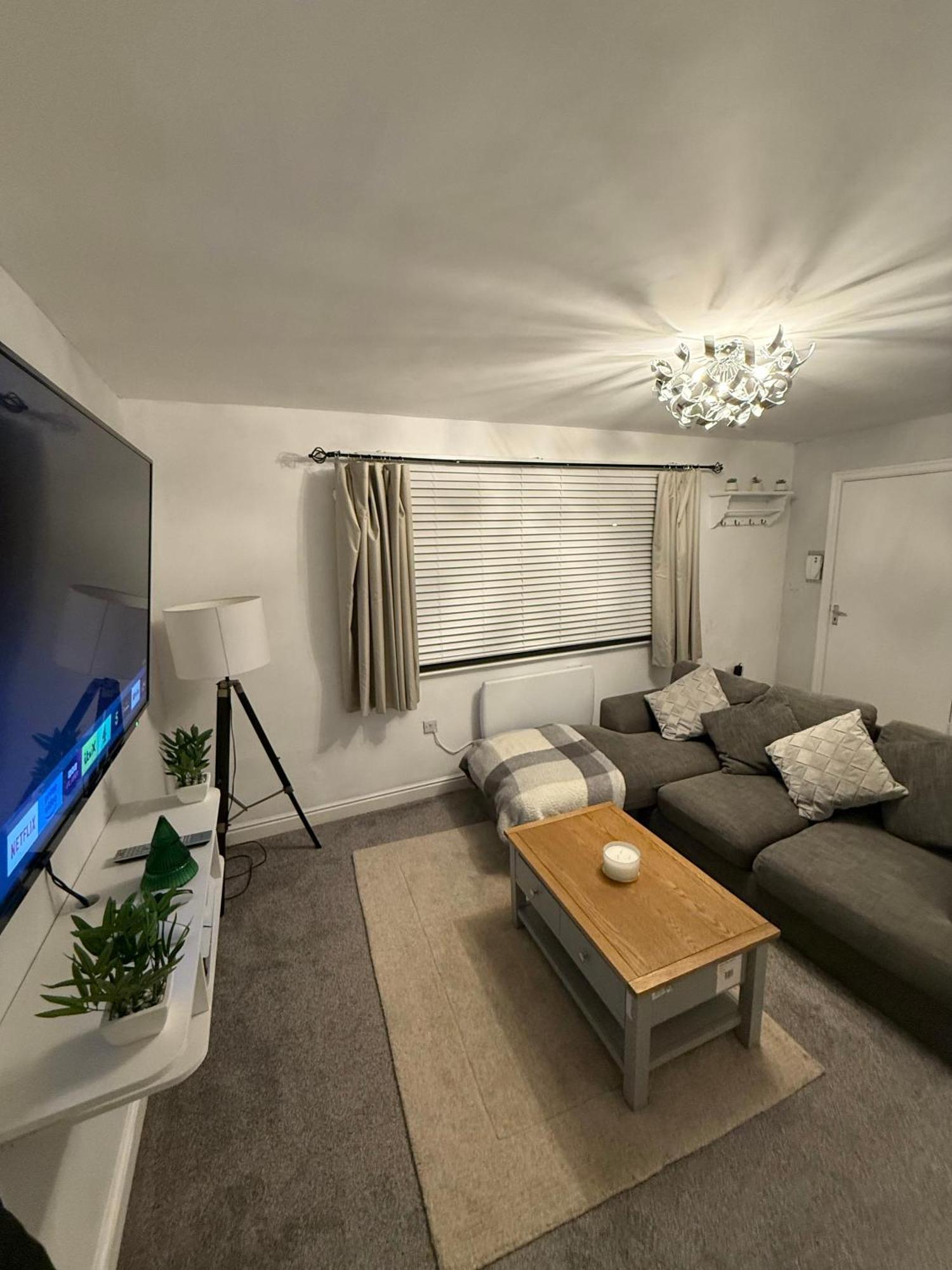 The Airport Flat - Newly Renovated & Free Parking Daire Leeds  Dış mekan fotoğraf