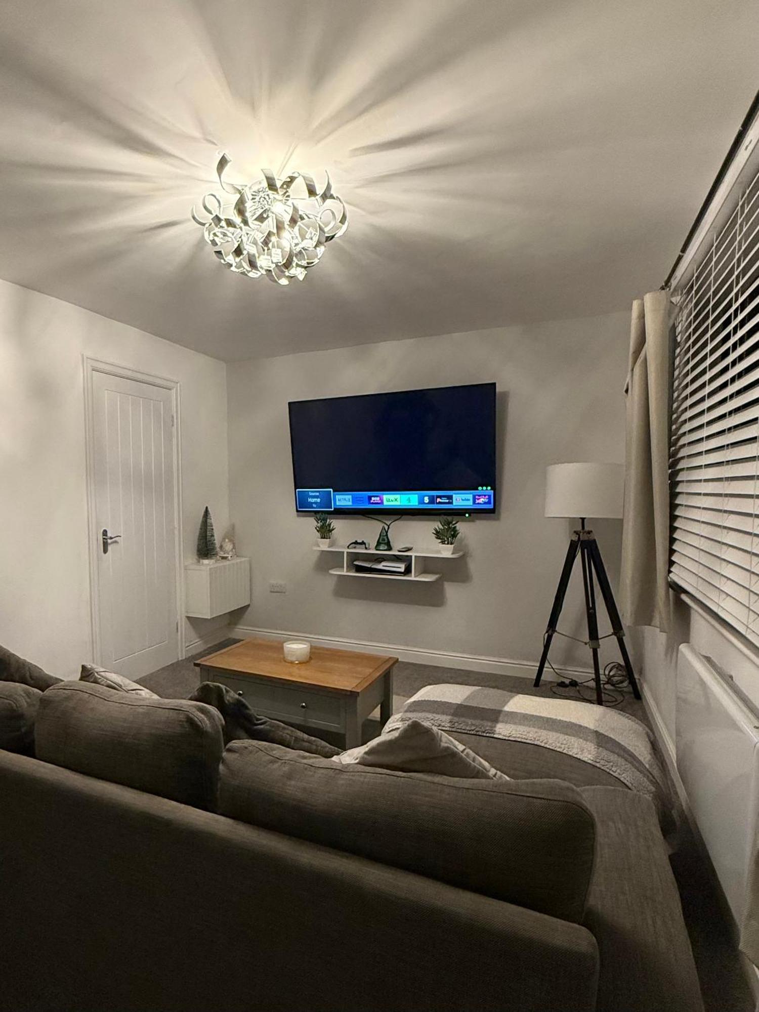 The Airport Flat - Newly Renovated & Free Parking Daire Leeds  Dış mekan fotoğraf