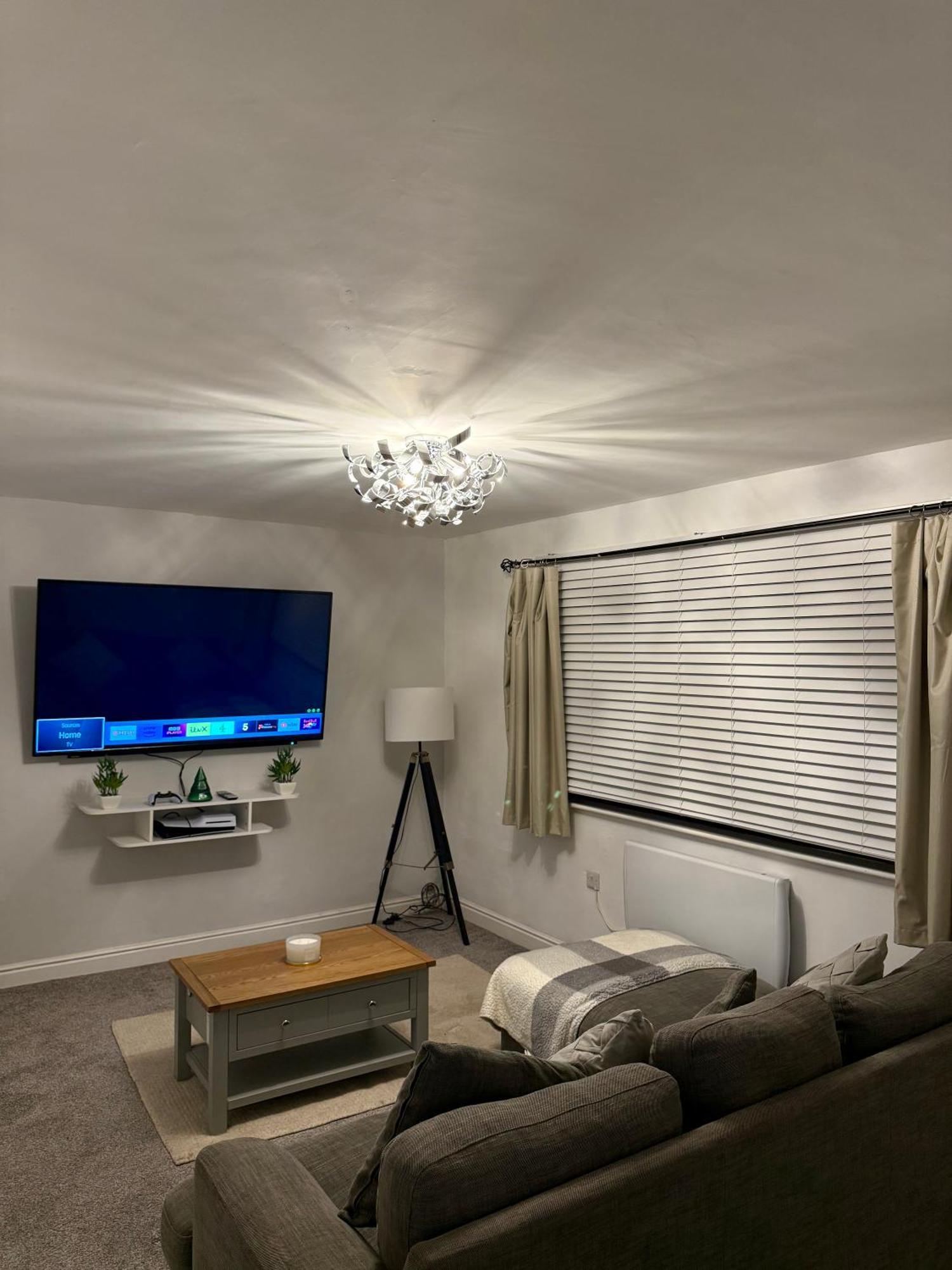 The Airport Flat - Newly Renovated & Free Parking Daire Leeds  Dış mekan fotoğraf