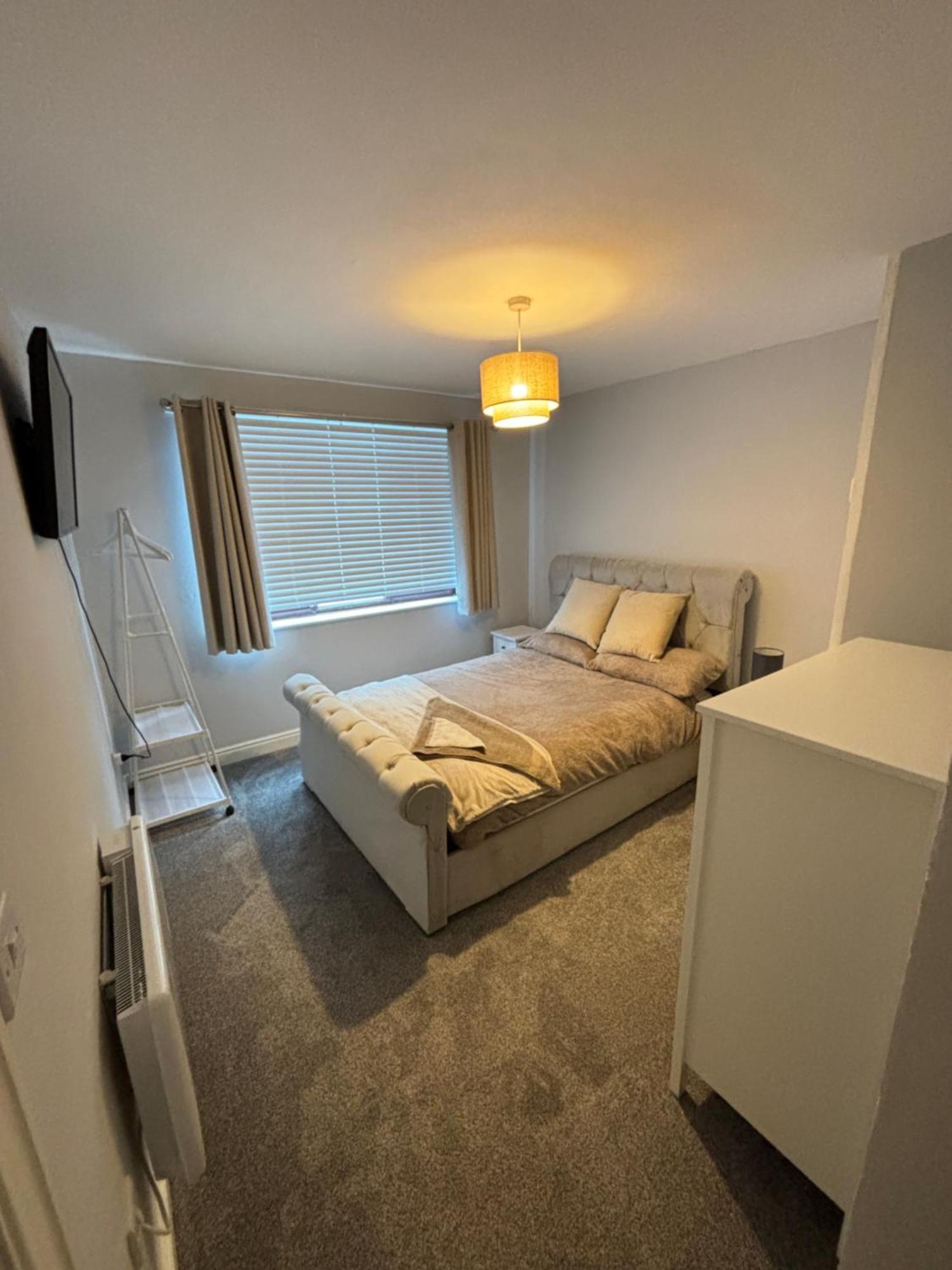 The Airport Flat - Newly Renovated & Free Parking Daire Leeds  Dış mekan fotoğraf